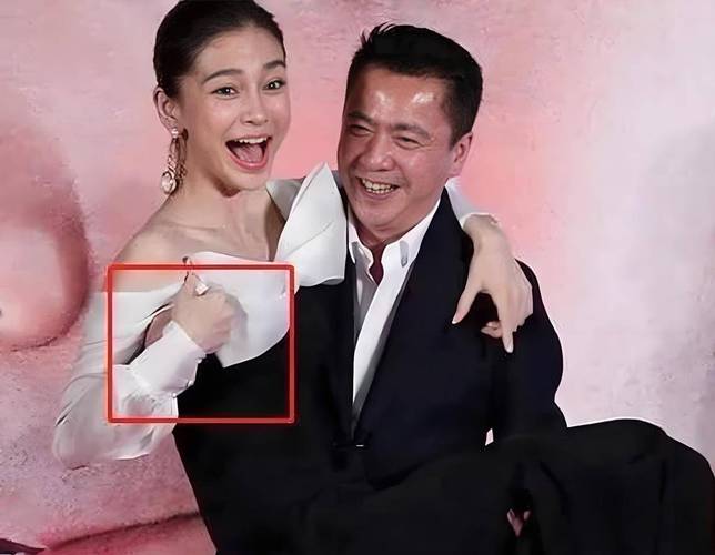 女明星红毯揩油事件 男艺人腰上手放半天是蹭热度还是吃豆腐