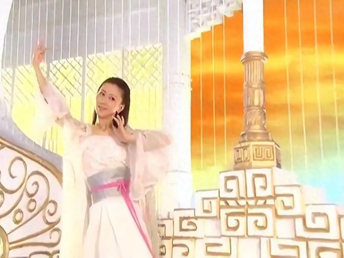 中国女明星人体艺术_汤加丽人体艺术写真_汤加丽艺术争议