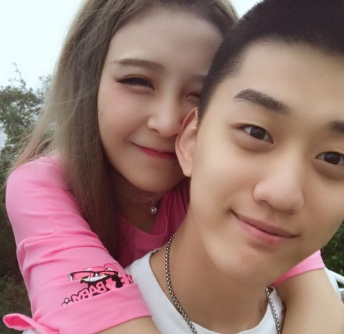 李明霖和网红撕逼3个月，想过娱乐圈会怎么看他弟弟李宏毅吗？